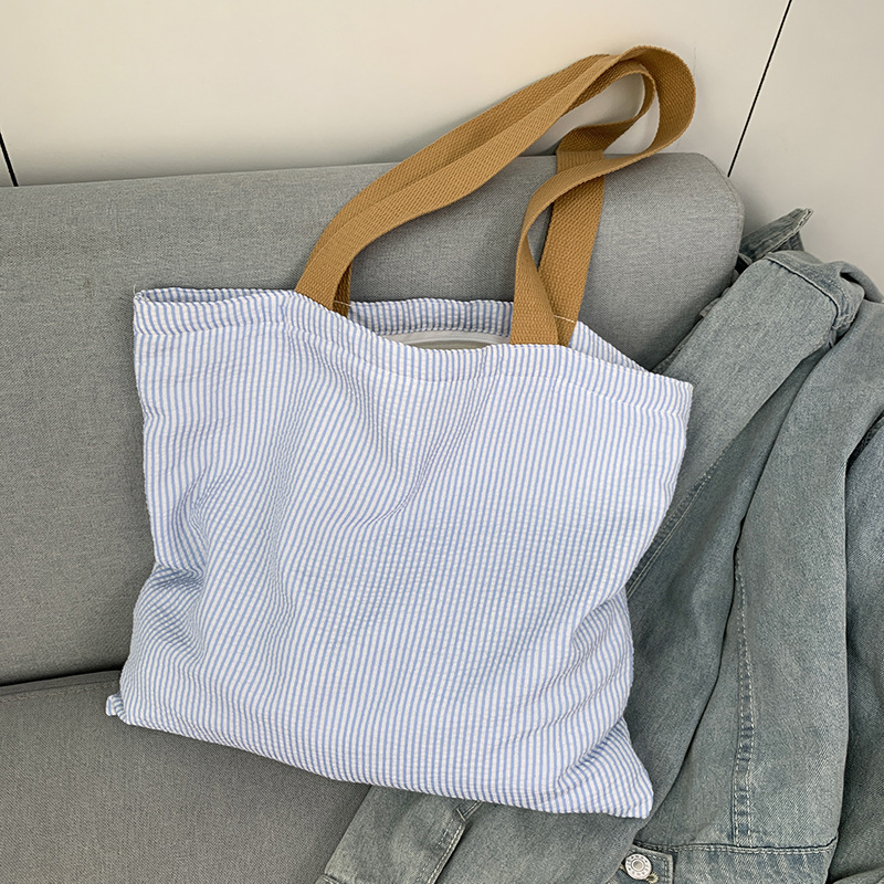 Canvas tote torba, stil Fresh and Sweet, zatvaranje na zip, horizontalni kvadratni oblik, unutarnji džepovi za telefon i identifikacijsku karticu.