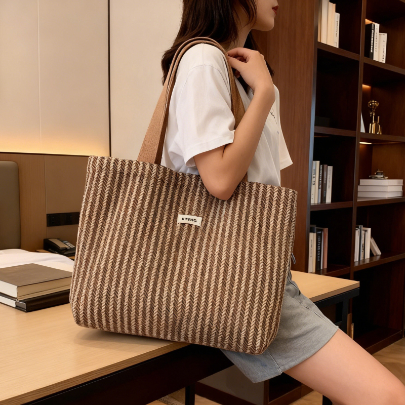 Canvas tote torba, stil Fresh and Sweet, zatvaranje na zip, horizontalni kvadratni oblik, unutarnji džepovi za telefon i identifikacijsku karticu.