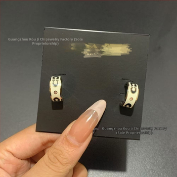 Σκουλαρίκια από χαλκό με λογότυπο C, εμαγιέ, σχέδιο γραμμάτων, τεχνολογία Seiko, καταγωγή Γκουανγκζού, άνοιξη 2025