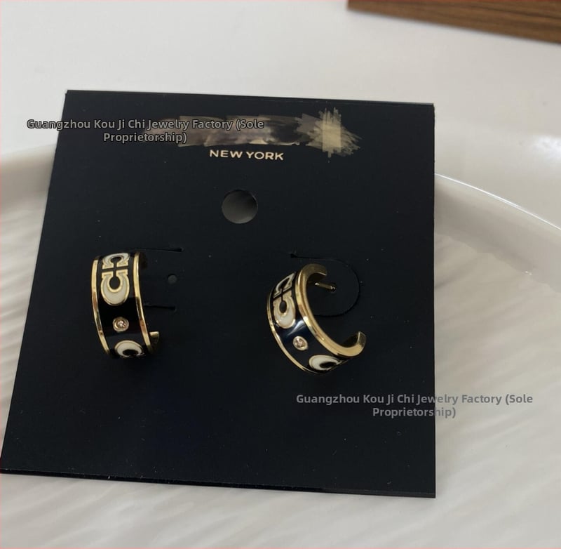 Σκουλαρίκια από χαλκό με λογότυπο C, εμαγιέ, σχέδιο γραμμάτων, τεχνολογία Seiko, καταγωγή Γκουανγκζού, άνοιξη 2025