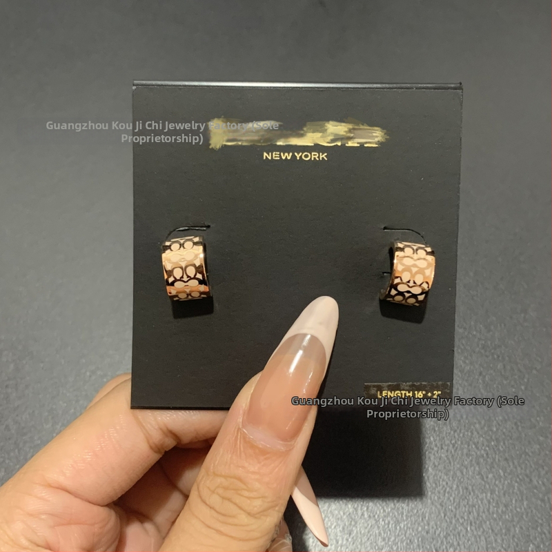 Σκουλαρίκια από χαλκό με λογότυπο C, εμαγιέ, σχέδιο γραμμάτων, τεχνολογία Seiko, καταγωγή Γκουανγκζού, άνοιξη 2025