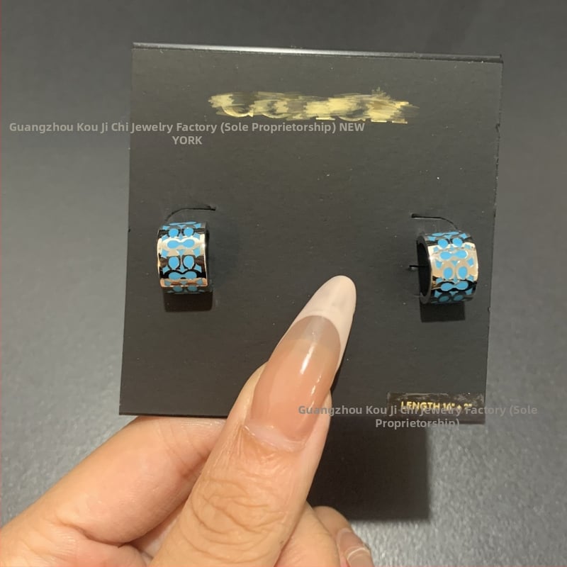 Σκουλαρίκια από χαλκό με λογότυπο C, εμαγιέ, σχέδιο γραμμάτων, τεχνολογία Seiko, καταγωγή Γκουανγκζού, άνοιξη 2025