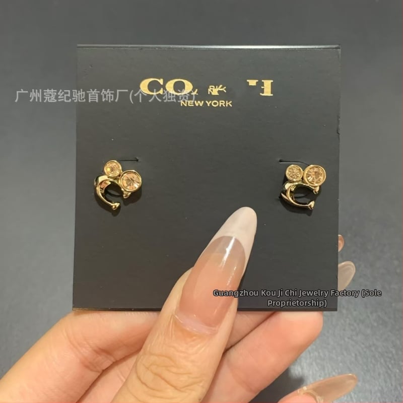 Σκουλαρίκια από χαλκό με λογότυπο C, εμαγιέ, σχέδιο γραμμάτων, τεχνολογία Seiko, καταγωγή Γκουανγκζού, άνοιξη 2025