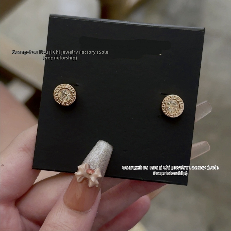 Σκουλαρίκια από χαλκό με λογότυπο C, εμαγιέ, σχέδιο γραμμάτων, τεχνολογία Seiko, καταγωγή Γκουανγκζού, άνοιξη 2025