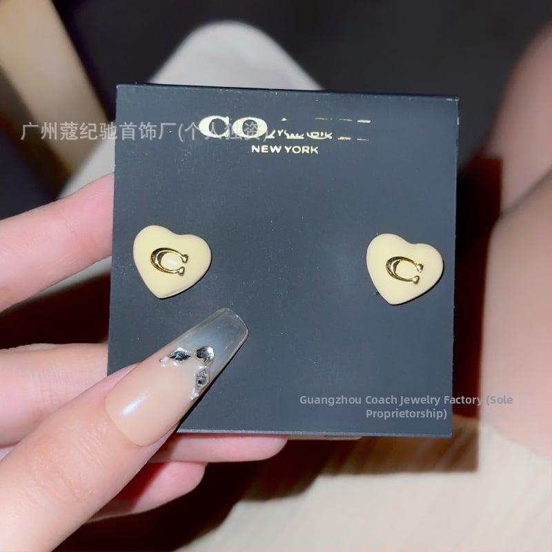 Σκουλαρίκια από χαλκό με λογότυπο C, εμαγιέ, σχέδιο γραμμάτων, τεχνολογία Seiko, καταγωγή Γκουανγκζού, άνοιξη 2025