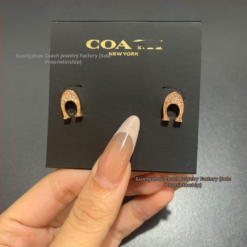 Σκουλαρίκια από χαλκό με λογότυπο C, εμαγιέ, σχέδιο γραμμάτων, τεχνολογία Seiko, καταγωγή Γκουανγκζού, άνοιξη 2025