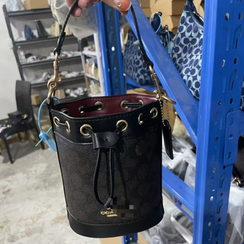 Dámska taška Dempsey s šnúrkou, pravá koža, valcovitý tvar, vnútorná kapsa na telefón, polyesterová podšívka, jar 2024 vydanie