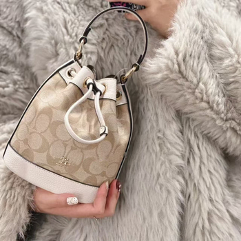 Dámska taška Dempsey s šnúrkou, pravá koža, valcovitý tvar, vnútorná kapsa na telefón, polyesterová podšívka, jar 2024 vydanie