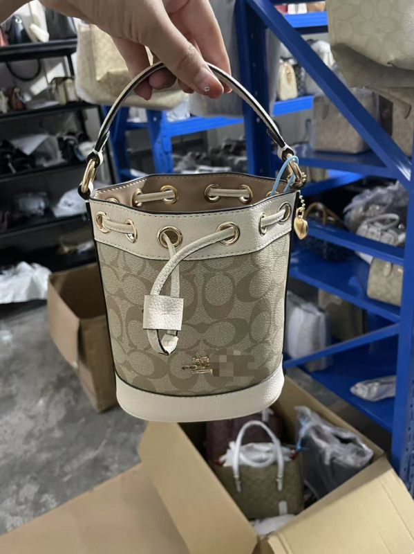 Dámska taška Dempsey s šnúrkou, pravá koža, valcovitý tvar, vnútorná kapsa na telefón, polyesterová podšívka, jar 2024 vydanie