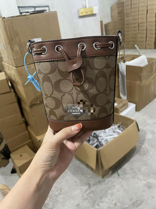 Dámska taška Dempsey s šnúrkou, pravá koža, valcovitý tvar, vnútorná kapsa na telefón, polyesterová podšívka, jar 2024 vydanie