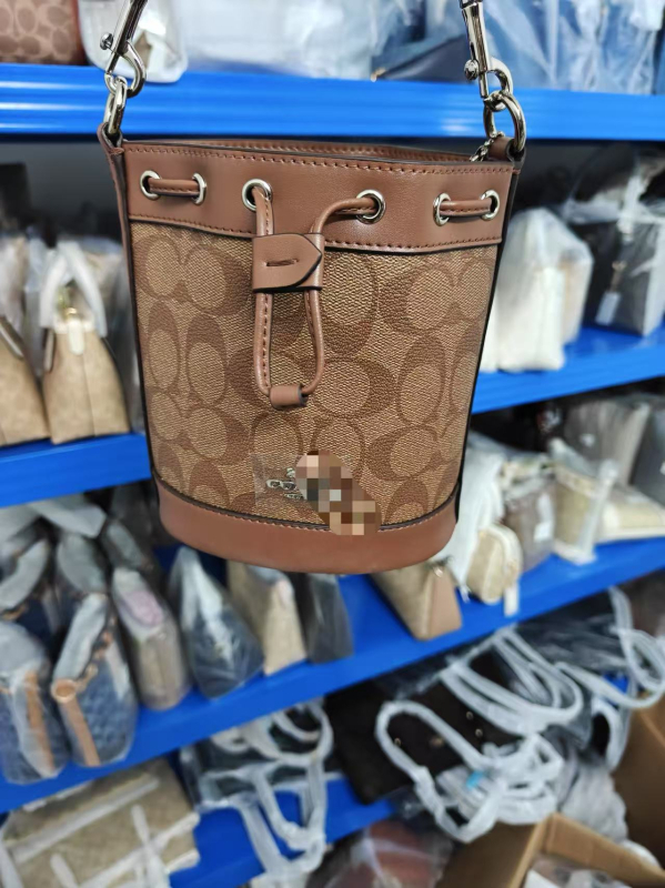 Dámska taška Dempsey s šnúrkou, pravá koža, valcovitý tvar, vnútorná kapsa na telefón, polyesterová podšívka, jar 2024 vydanie