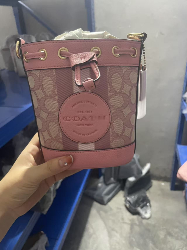 Dámska taška Dempsey s šnúrkou, pravá koža, valcovitý tvar, vnútorná kapsa na telefón, polyesterová podšívka, jar 2024 vydanie