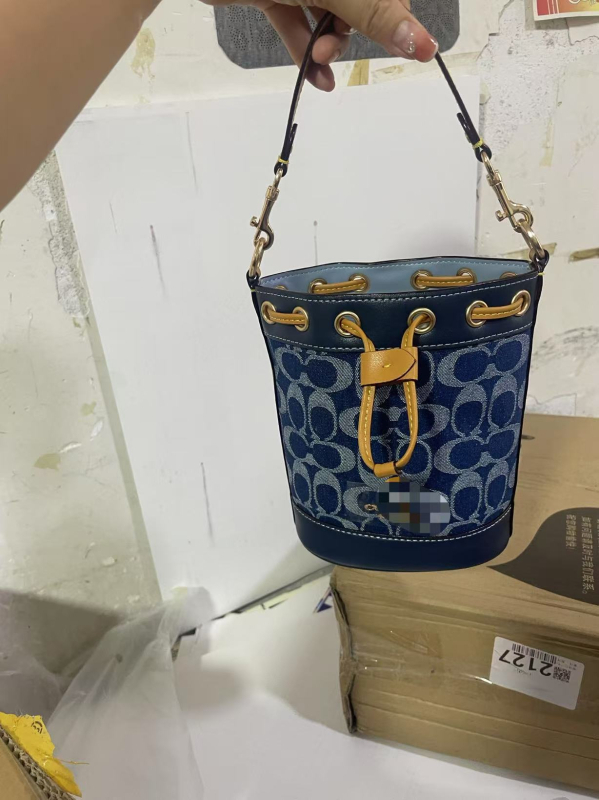 Dámska taška Dempsey s šnúrkou, pravá koža, valcovitý tvar, vnútorná kapsa na telefón, polyesterová podšívka, jar 2024 vydanie