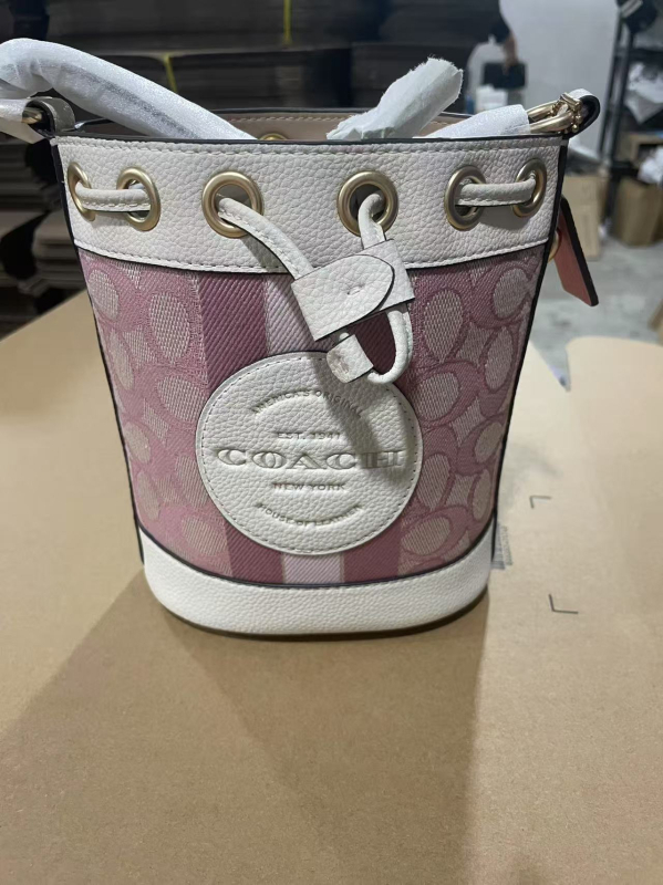 Dámska taška Dempsey s šnúrkou, pravá koža, valcovitý tvar, vnútorná kapsa na telefón, polyesterová podšívka, jar 2024 vydanie