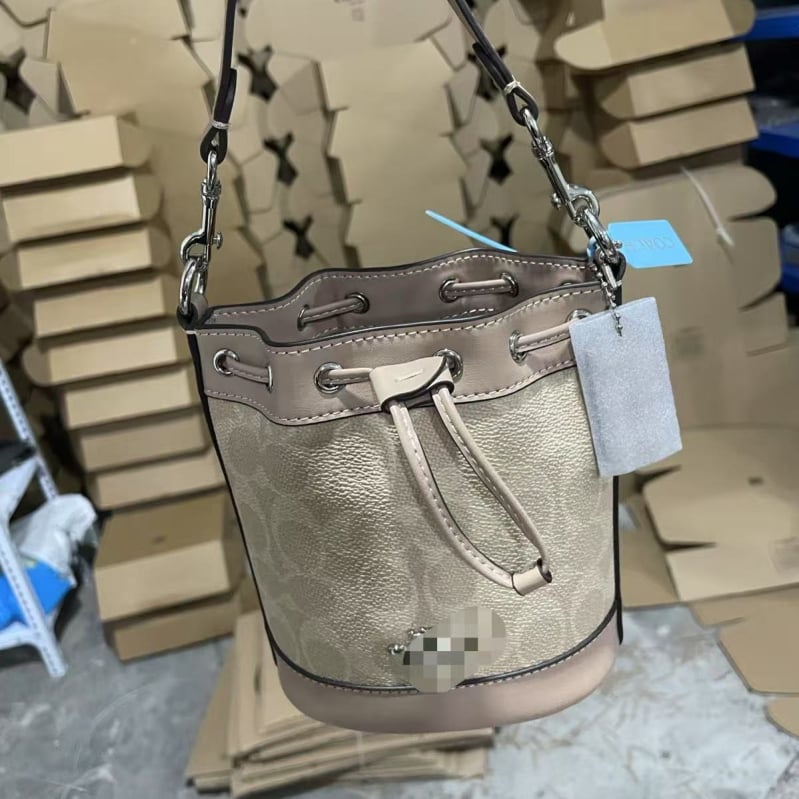 Dámska taška Dempsey s šnúrkou, pravá koža, valcovitý tvar, vnútorná kapsa na telefón, polyesterová podšívka, jar 2024 vydanie