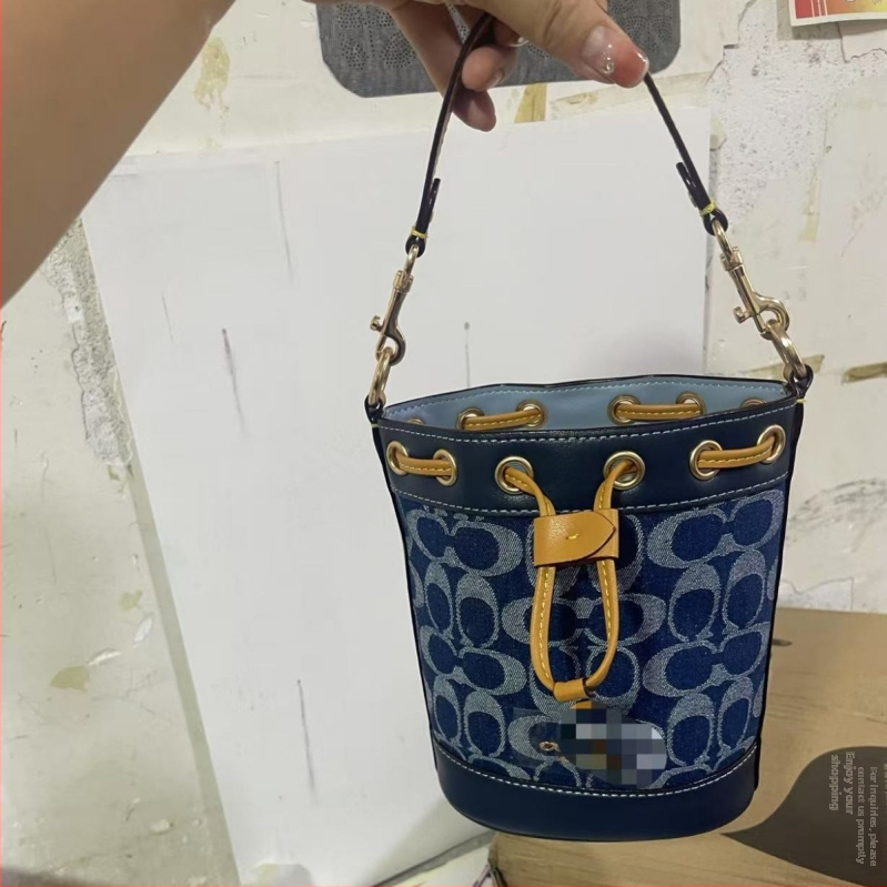 Dámska taška Dempsey s šnúrkou, pravá koža, valcovitý tvar, vnútorná kapsa na telefón, polyesterová podšívka, jar 2024 vydanie