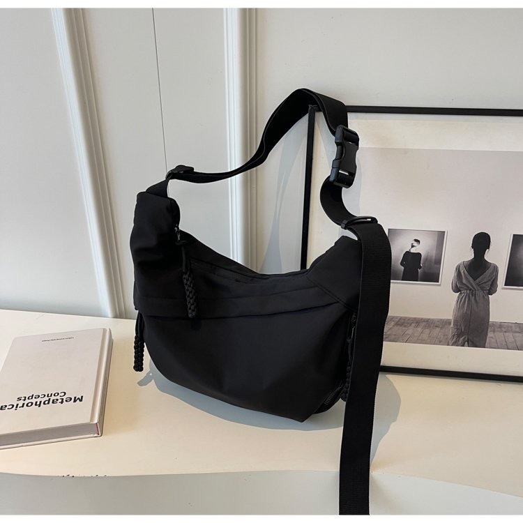 Női Oxford anyagú oldaltáska, alak dumpling, dumpling buns stílus, cipzáras zárás, márka nélküli