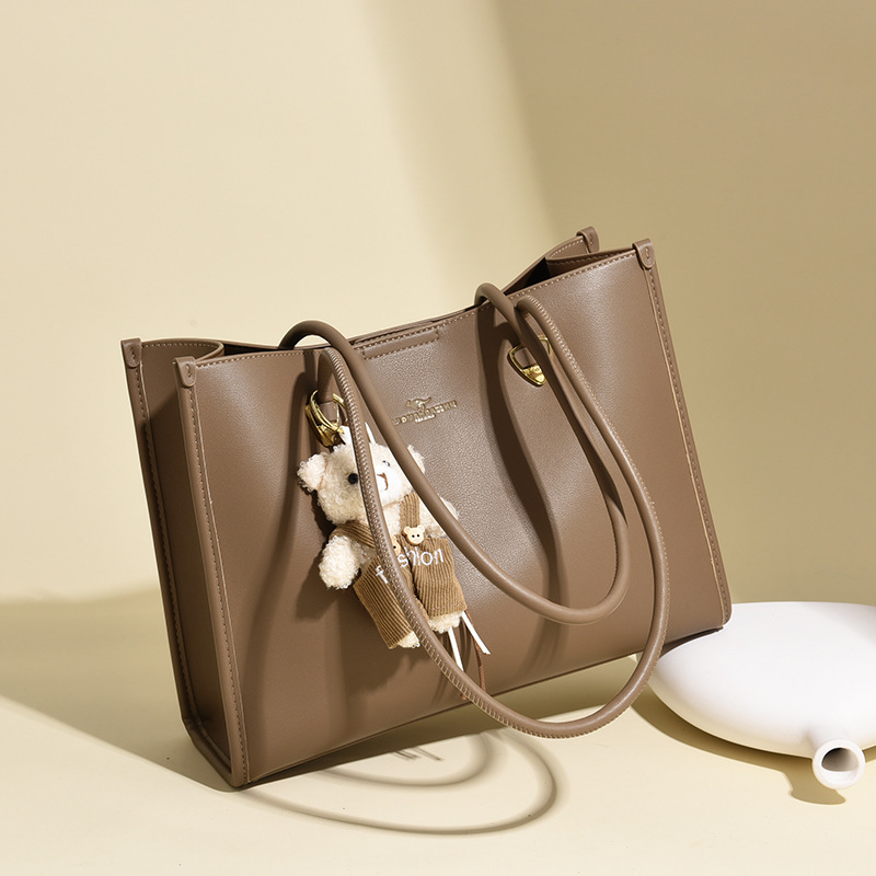 PU bőr tote táska, városi minimalist stílus, vízszintes négyzet alakú forma, cipzáras nyitás, belső cipzáras zseb