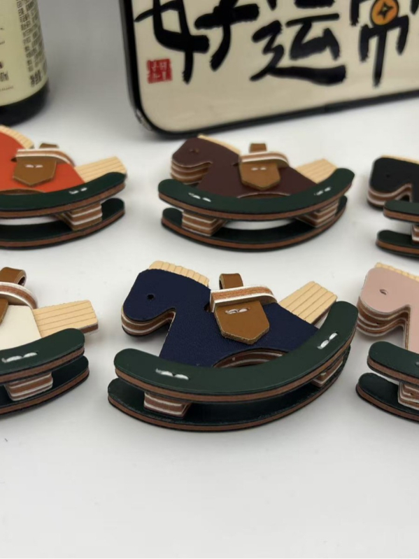 Декорация за чанта – мини PU кожено конче-люлеещ се, декоративен висящ аксесоар, супер лека, Trojan модел, пролет 2025