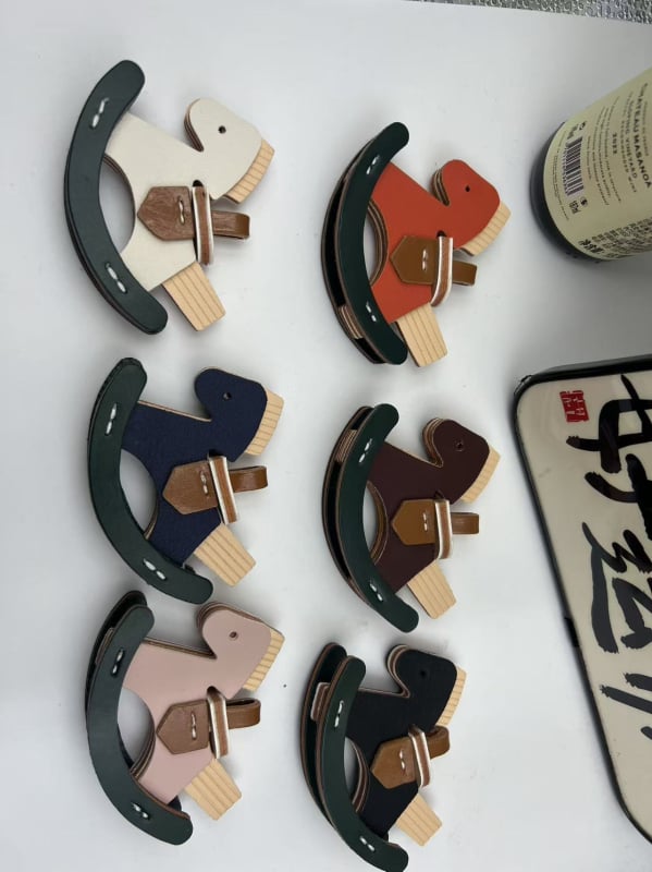 Декорация за чанта – мини PU кожено конче-люлеещ се, декоративен висящ аксесоар, супер лека, Trojan модел, пролет 2025