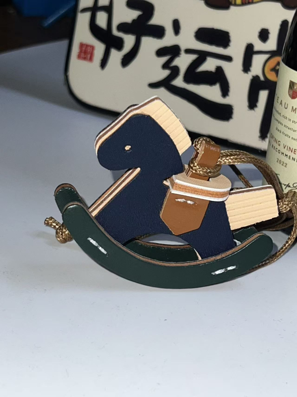 Декорация за чанта – мини PU кожено конче-люлеещ се, декоративен висящ аксесоар, супер лека, Trojan модел, пролет 2025