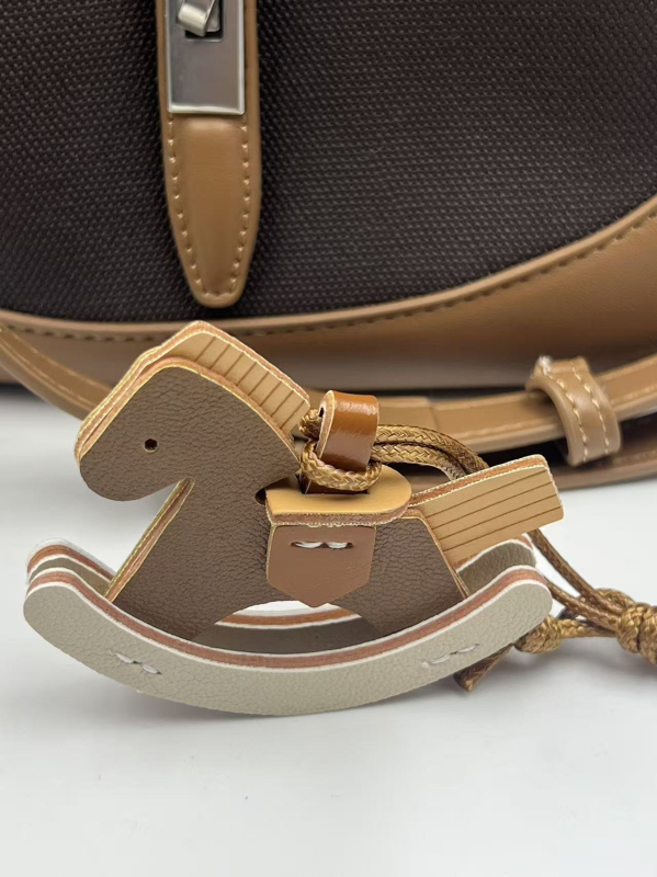 Декорация за чанта – мини PU кожено конче-люлеещ се, декоративен висящ аксесоар, супер лека, Trojan модел, пролет 2025