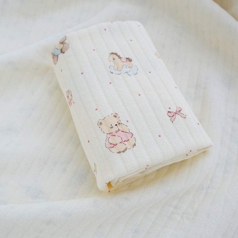 Бебешка памучна обвивка за увиване – Карикатурен принт, 100% памук, за новородени (0–12 месеца), подходяща за пролетно–есенен период