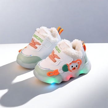 Kisgyermekek részére futócipő rajzfilmszerű mintával, téli, csúszásmentes talp, forgó gombos zárás, műanyag talp