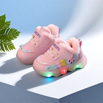 Kisgyermekek részére futócipő rajzfilmszerű mintával, téli, csúszásmentes talp, forgó gombos zárás, műanyag talp