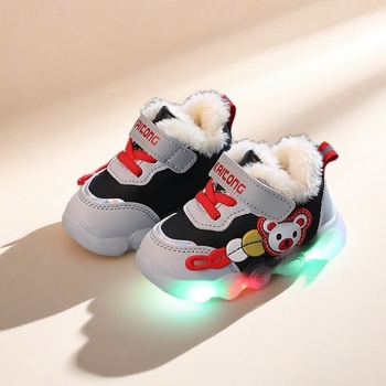 Kisgyermekek részére futócipő rajzfilmszerű mintával, téli, csúszásmentes talp, forgó gombos zárás, műanyag talp