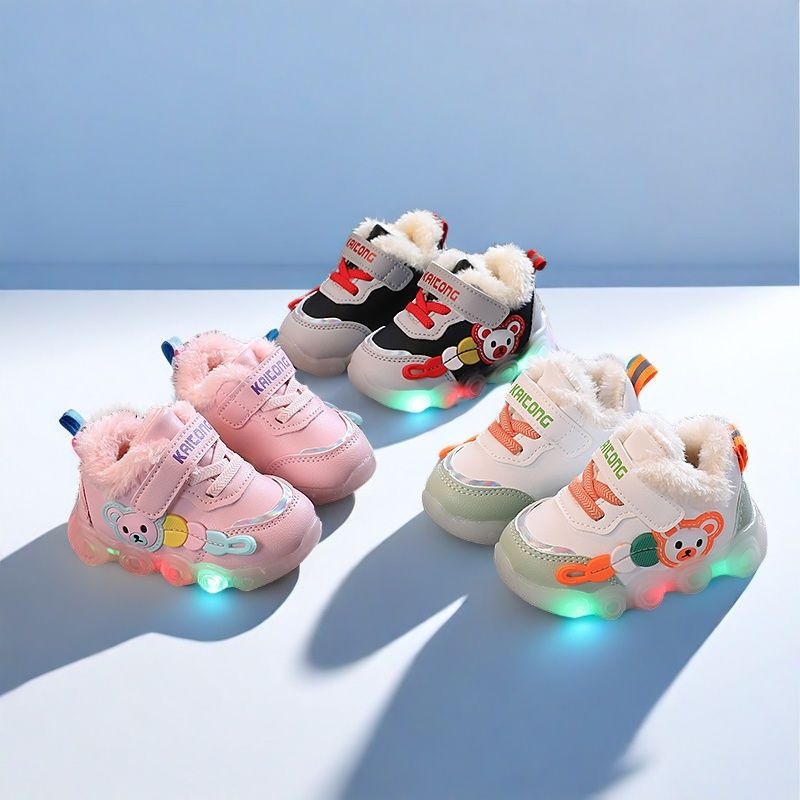 Kisgyermekek részére futócipő rajzfilmszerű mintával, téli, csúszásmentes talp, forgó gombos zárás, műanyag talp