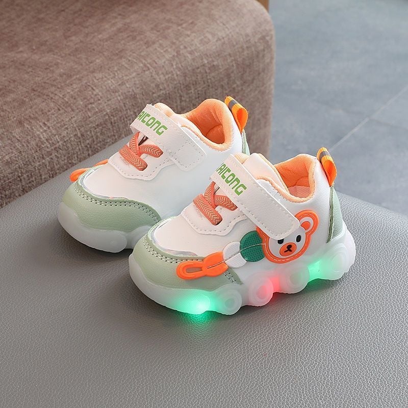 Kisgyermekek részére futócipő rajzfilmszerű mintával, téli, csúszásmentes talp, forgó gombos zárás, műanyag talp