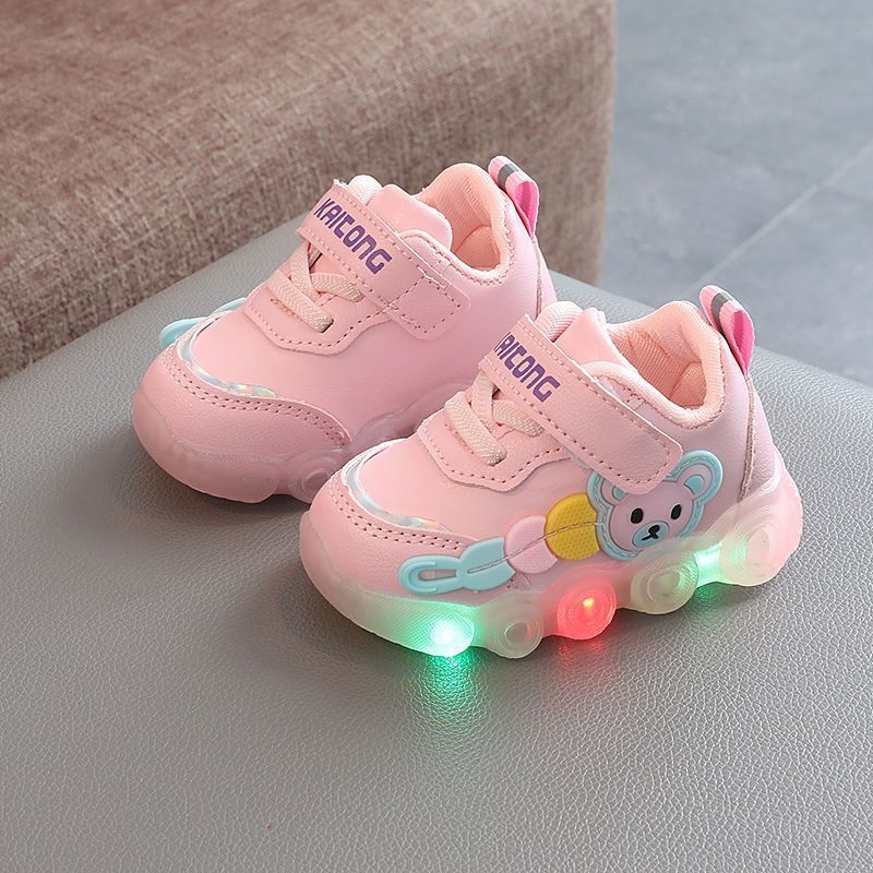 Kisgyermekek részére futócipő rajzfilmszerű mintával, téli, csúszásmentes talp, forgó gombos zárás, műanyag talp