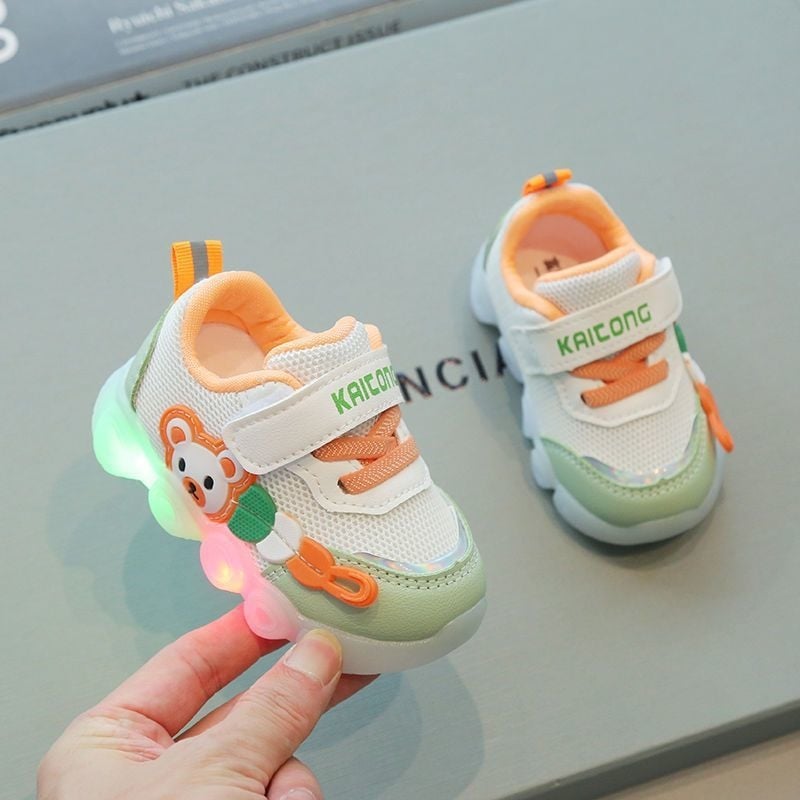 Kisgyermekek részére futócipő rajzfilmszerű mintával, téli, csúszásmentes talp, forgó gombos zárás, műanyag talp