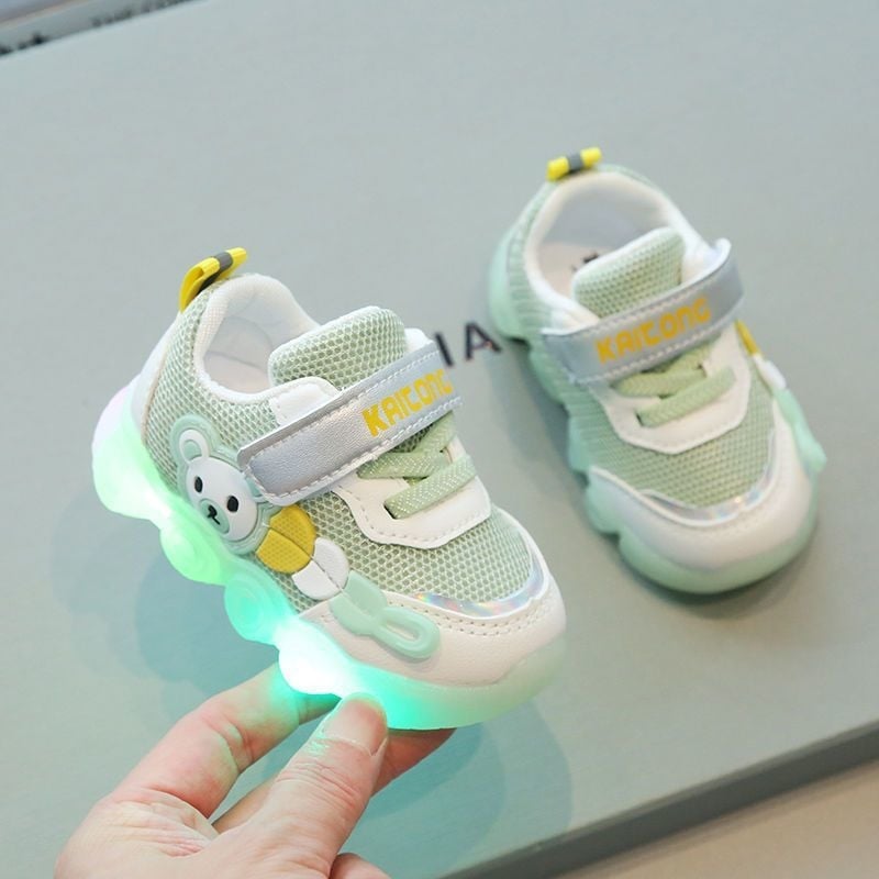 Kisgyermekek részére futócipő rajzfilmszerű mintával, téli, csúszásmentes talp, forgó gombos zárás, műanyag talp