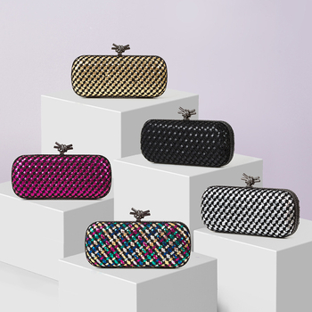 PU bőrhatású szövött estélyi kézitáska, vízszintes négyszögletes forma, kapucsukásos záródás, mindennapi viselethez