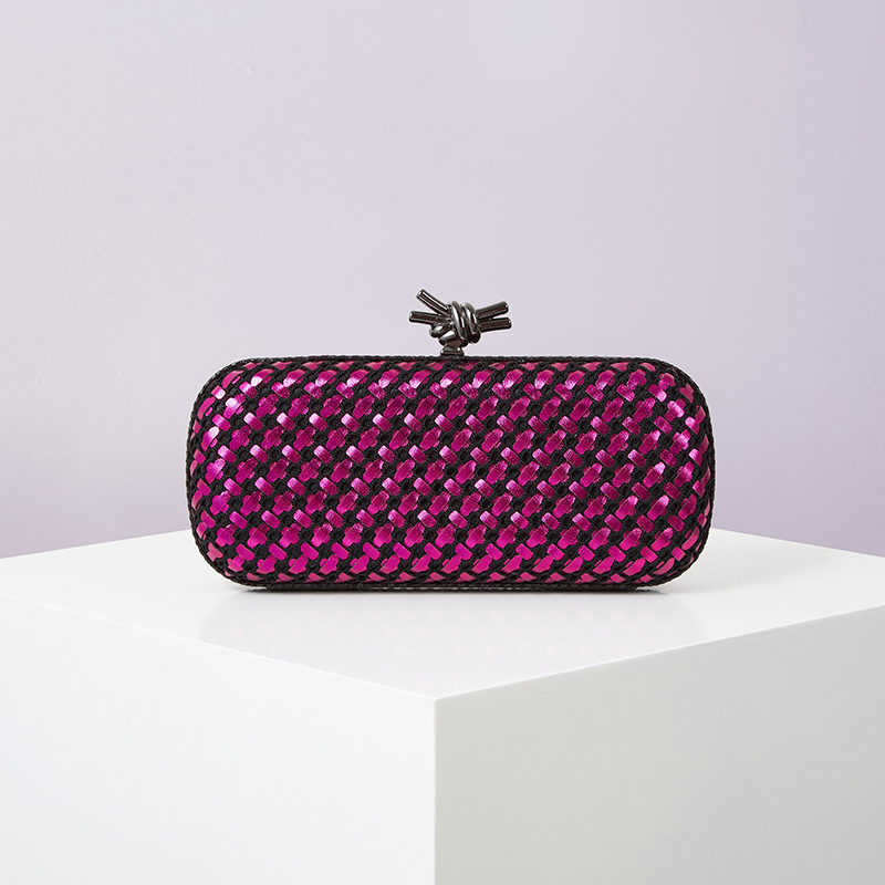 PU bőrhatású szövött estélyi kézitáska, vízszintes négyszögletes forma, kapucsukásos záródás, mindennapi viselethez