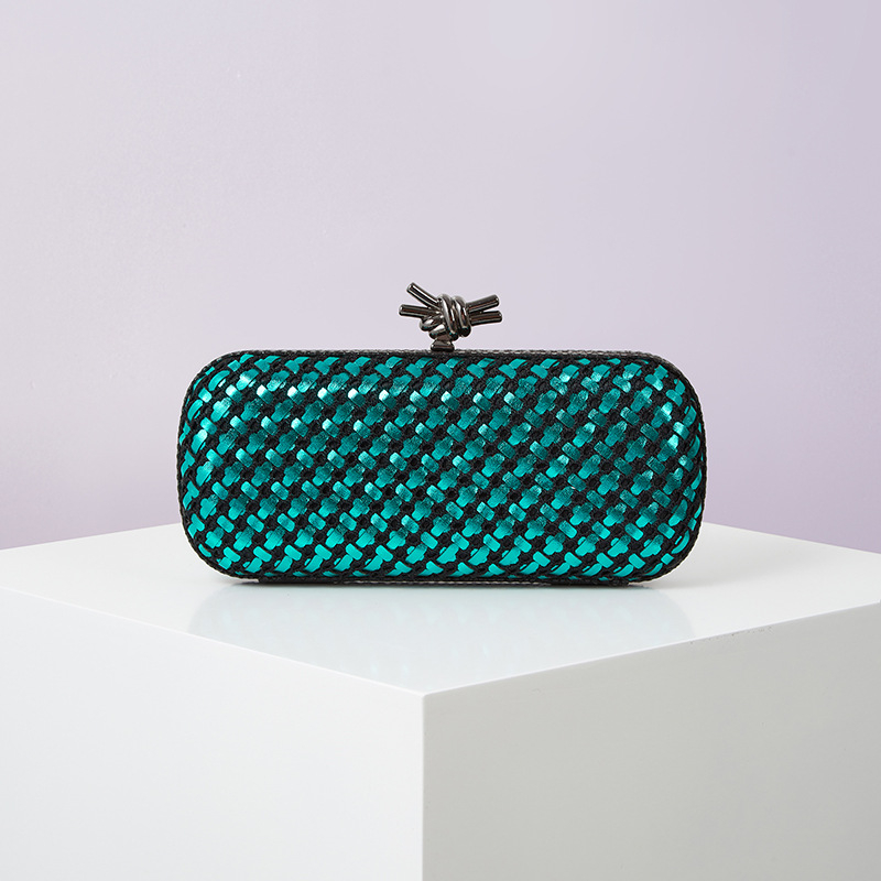 PU bőrhatású szövött estélyi kézitáska, vízszintes négyszögletes forma, kapucsukásos záródás, mindennapi viselethez