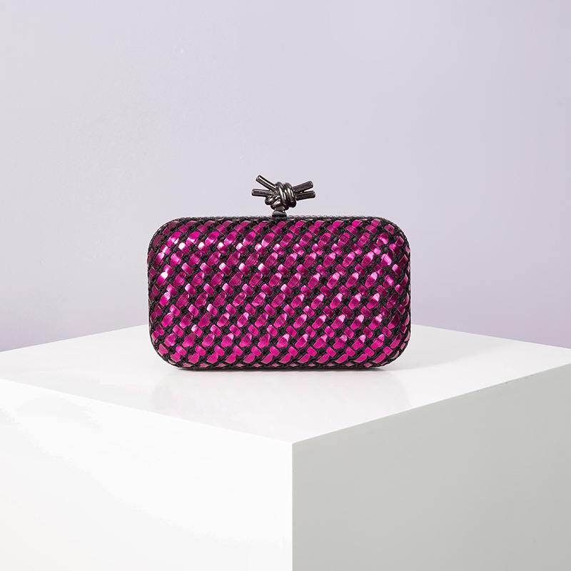 PU bőrhatású szövött estélyi kézitáska, vízszintes négyszögletes forma, kapucsukásos záródás, mindennapi viselethez