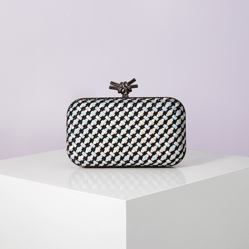 PU bőrhatású szövött estélyi kézitáska, vízszintes négyszögletes forma, kapucsukásos záródás, mindennapi viselethez