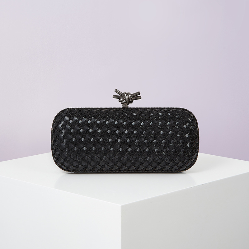 PU bőrhatású szövött estélyi kézitáska, vízszintes négyszögletes forma, kapucsukásos záródás, mindennapi viselethez