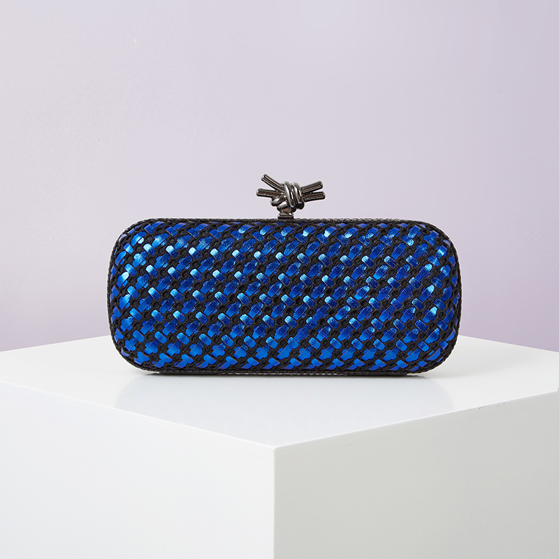 PU bőrhatású szövött estélyi kézitáska, vízszintes négyszögletes forma, kapucsukásos záródás, mindennapi viselethez