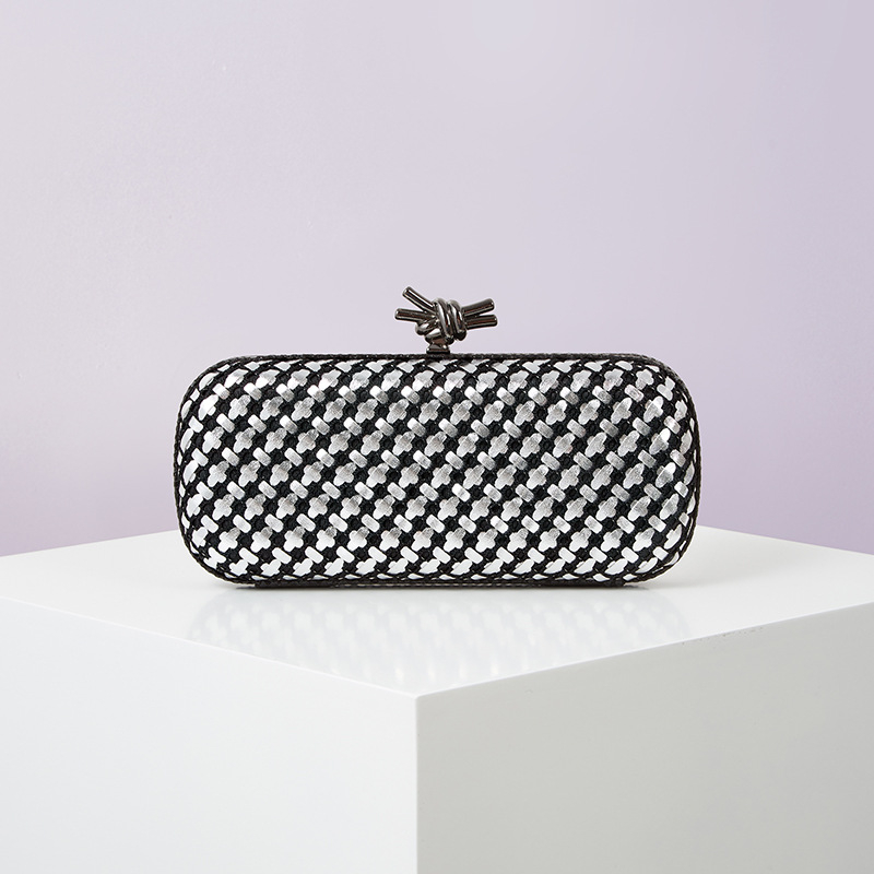 PU bőrhatású szövött estélyi kézitáska, vízszintes négyszögletes forma, kapucsukásos záródás, mindennapi viselethez