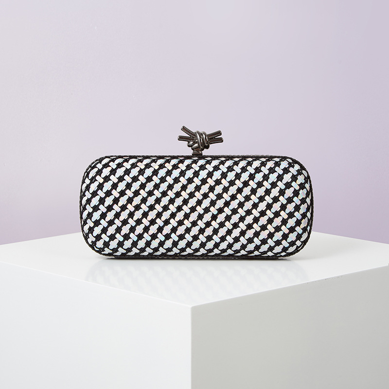 PU bőrhatású szövött estélyi kézitáska, vízszintes négyszögletes forma, kapucsukásos záródás, mindennapi viselethez