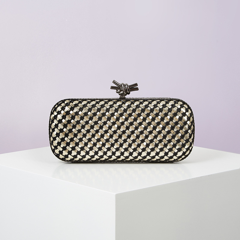 PU bőrhatású szövött estélyi kézitáska, vízszintes négyszögletes forma, kapucsukásos záródás, mindennapi viselethez