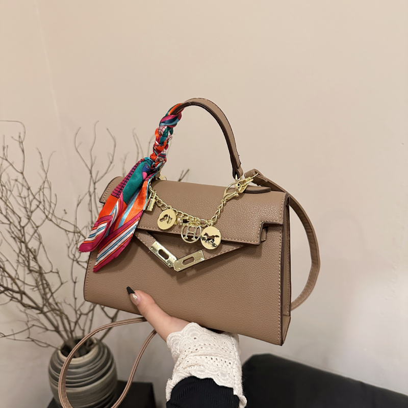 PU táska zárózárral, vízszintes négyszög alakú, belső telefontartó zseb, béleletlen, városi minimalist stílus