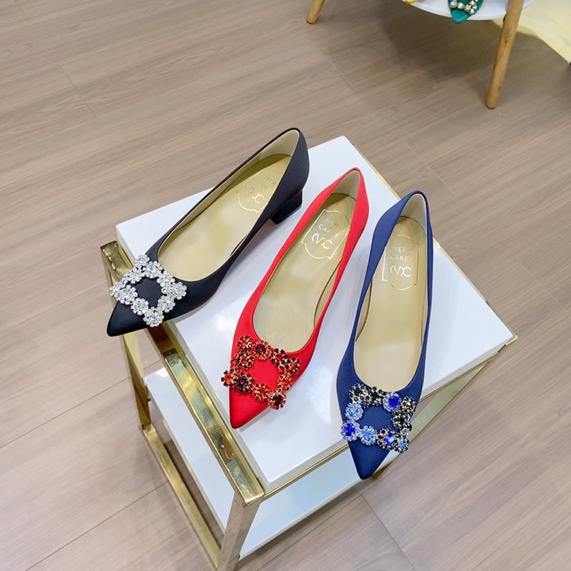 Svadobné dámske vysoké podpätky, špičatý nos, saténové vrchné, hrubý podpätok, 3-5 cm výška podpätku, gumová podrážka