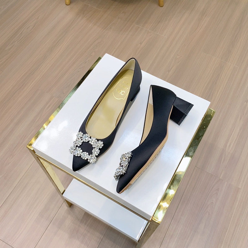 Svadobné dámske vysoké podpätky, špičatý nos, saténové vrchné, hrubý podpätok, 3-5 cm výška podpätku, gumová podrážka