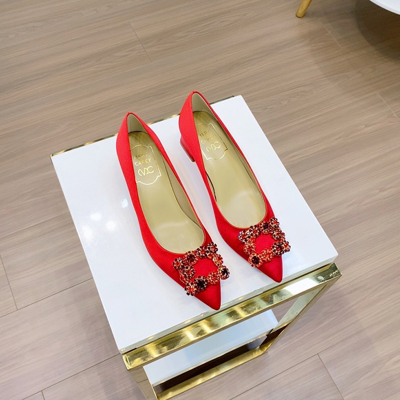 Svadobné dámske vysoké podpätky, špičatý nos, saténové vrchné, hrubý podpätok, 3-5 cm výška podpätku, gumová podrážka