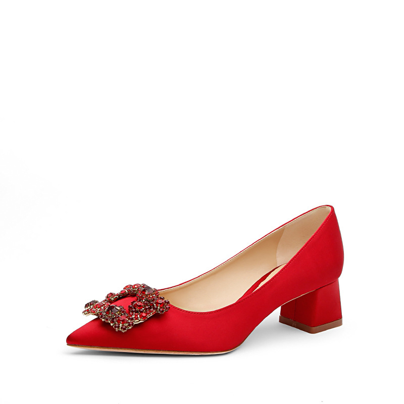 Svadobné dámske vysoké podpätky, špičatý nos, saténové vrchné, hrubý podpätok, 3-5 cm výška podpätku, gumová podrážka